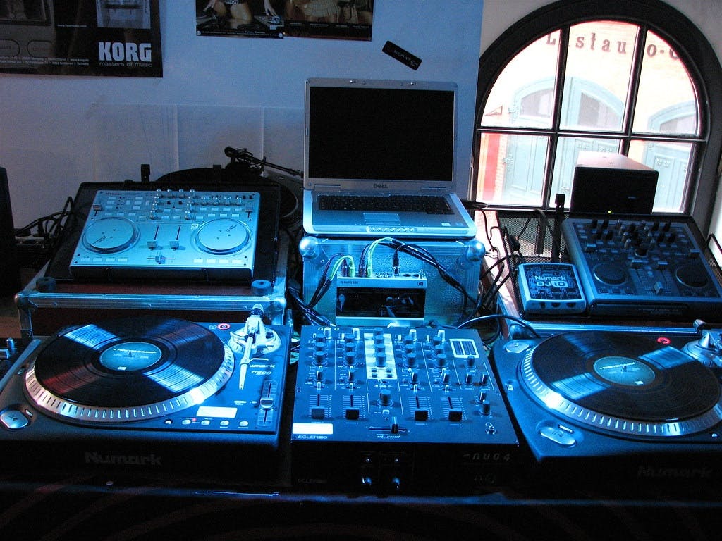 How to DJ Mix - The 'Live' Method