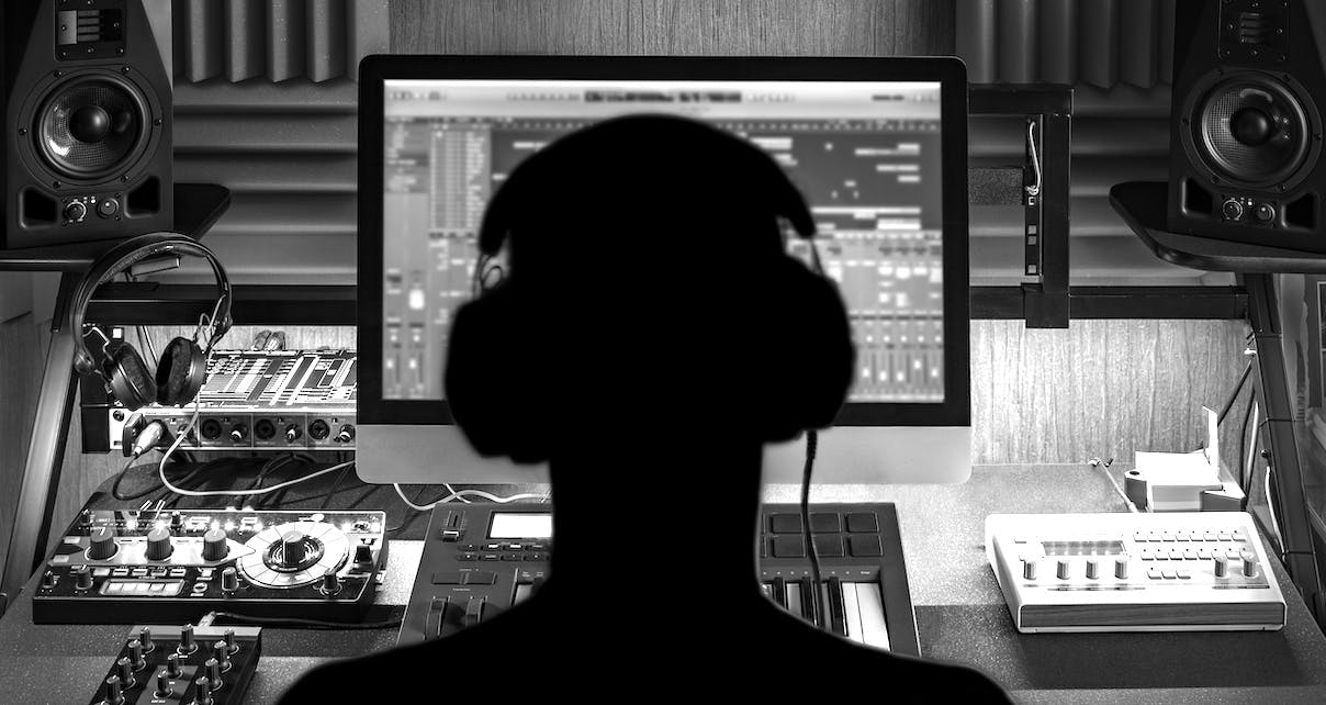 studio dj mixing