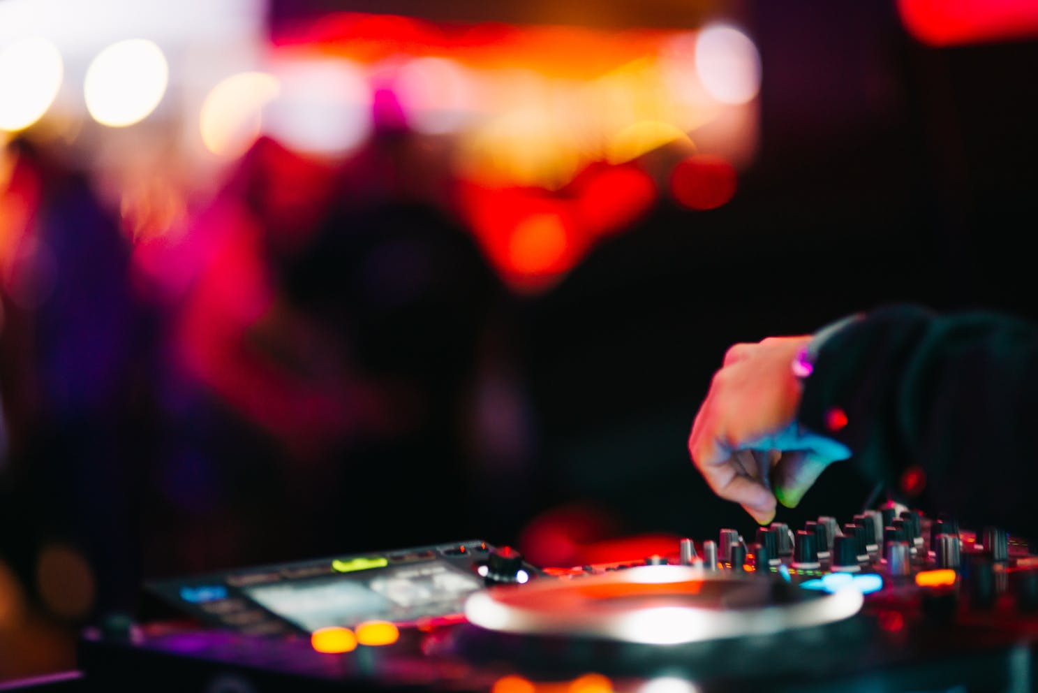 Matching the beat of two tracks is a skill you need to play a seamless DJ mix